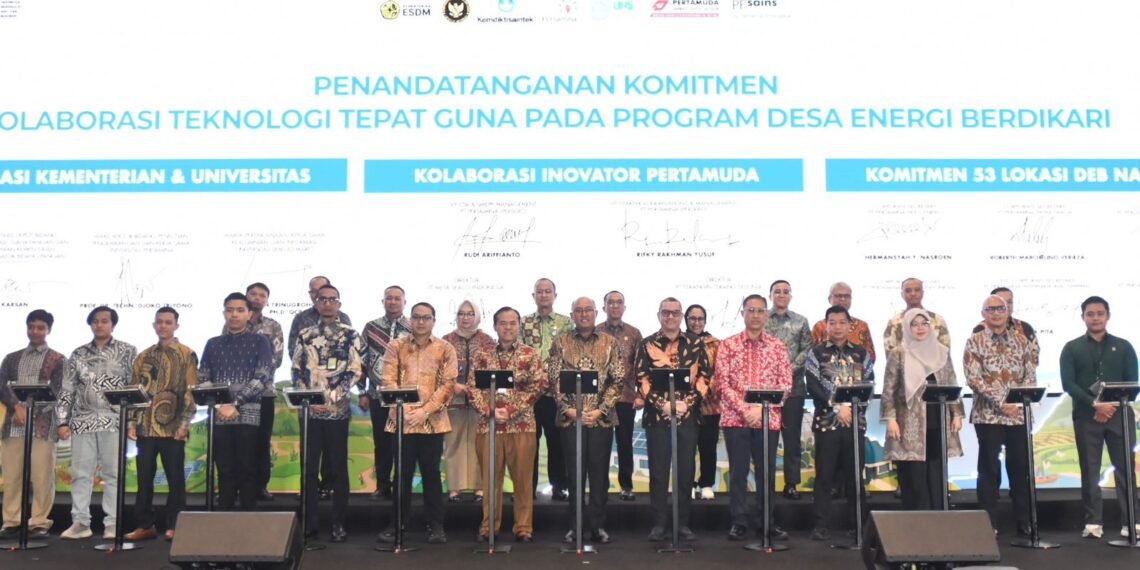 Jajaran Manajemen Pertamina Holding & Subholding berfoto bersama usai penandatanganan komitmen saat acara Festival Desa Energi Berdikari Pertamina yang diselenggarakan di Gedung Grha Pertamina, Jakarta pada Kamis (27/8/2026).(Foto: Dok. Pertamina)
