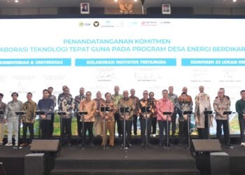 Jajaran Manajemen Pertamina Holding & Subholding berfoto bersama usai penandatanganan komitmen saat acara Festival Desa Energi Berdikari Pertamina yang diselenggarakan di Gedung Grha Pertamina, Jakarta pada Kamis (27/8/2026).(Foto: Dok. Pertamina)
