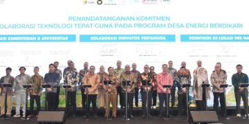 Jajaran Manajemen Pertamina Holding & Subholding berfoto bersama usai penandatanganan komitmen saat acara Festival Desa Energi Berdikari Pertamina yang diselenggarakan di Gedung Grha Pertamina, Jakarta pada Kamis (27/8/2026).(Foto: Dok. Pertamina)