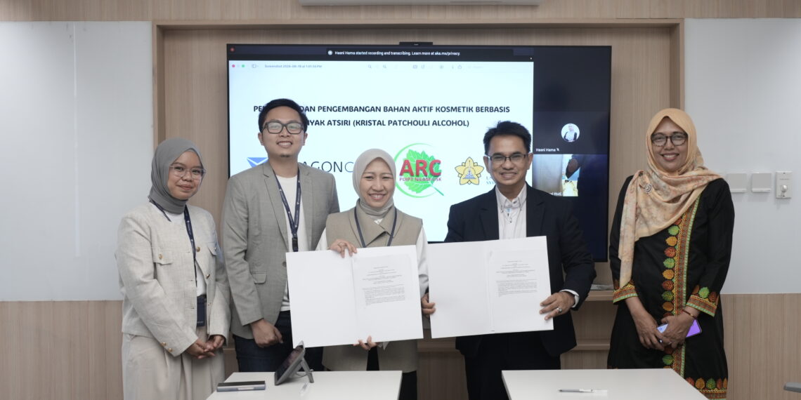 ParagonCorp menjalin kolaborasi riset bersama Atsiri Research Center Universitas Syiah Kuala (ARC USK). (Foto: Istimewa)