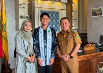 Bupati Kuningan Dr. H. Dian Rachmat Yanuar, M.Si. menerima kunjungan Reza Saputra, pemuda asal Desa Babatan, Kecamatan Kadugede, yang berhasil meraih Juara I Duta Lingkungan Jawa Barat 2026, di ruang kerja Bupati Kuningan, Senin (10/8/2026).(Foto: Humas Pemkab Kuningan)