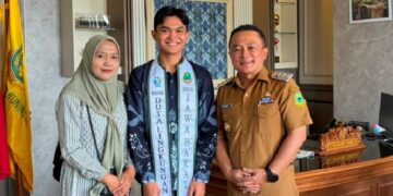 Bupati Kuningan Dr. H. Dian Rachmat Yanuar, M.Si. menerima kunjungan Reza Saputra, pemuda asal Desa Babatan, Kecamatan Kadugede, yang berhasil meraih Juara I Duta Lingkungan Jawa Barat 2026, di ruang kerja Bupati Kuningan, Senin (10/8/2026).(Foto: Humas Pemkab Kuningan)