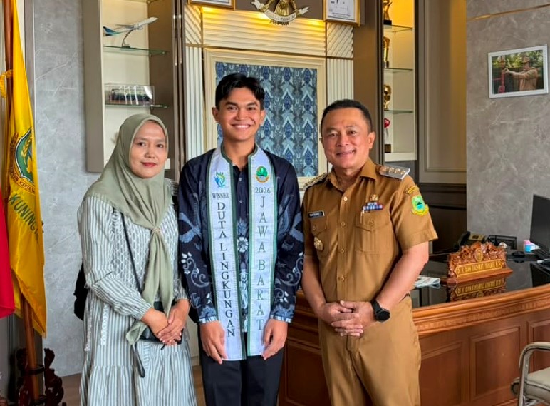Bupati Kuningan Dr. H. Dian Rachmat Yanuar, M.Si. menerima kunjungan Reza Saputra, pemuda asal Desa Babatan, Kecamatan Kadugede, yang berhasil meraih Juara I Duta Lingkungan Jawa Barat 2026, di ruang kerja Bupati Kuningan, Senin (10/8/2026).(Foto: Humas Pemkab Kuningan)