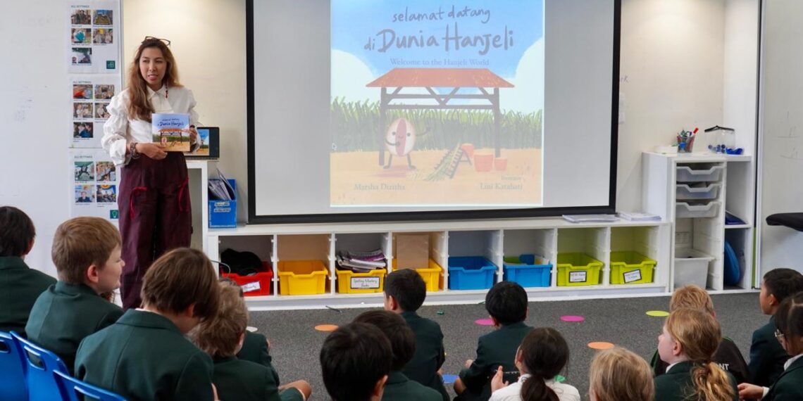 Kementerian Pariwisata berkolaborasi dengan Garuda Indonesia dan Konsulat Jenderal Republik Indonesia (KJRI) Sydney memperluas pasar wisata edukasi (EduTourism) Australia dengan memperkenalkan desa wisata Indonesia sebagai ruang belajar yang memadukan sejarah, seni, budaya, lingkungan, dan kehidupan masyarakat lokal, Kemenpar menggelar rangkaian promosi pada 3–4 Agustus 2026, diawali dengan kegiatan "Indonesia Goes to School: Experience Wonderful Indonesia in the Classroom" di Claremont College, (3/8/2026).(Foto: Humas Kemenpar)