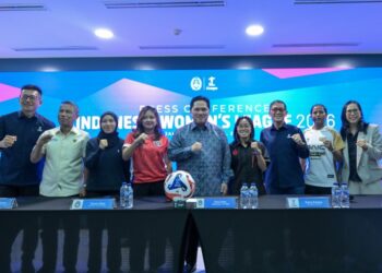 Ketum PSSI sekaligus Menpora Erick Thohir bersama delegasi saat peluncuran IWL di kantor I.League, Jakarta, Selasa (11/8/2026).(Foto: Dok. PSSI)