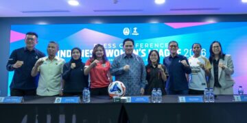 Ketum PSSI sekaligus Menpora Erick Thohir bersama delegasi saat peluncuran IWL di kantor I.League, Jakarta, Selasa (11/8/2026).(Foto: Dok. PSSI)