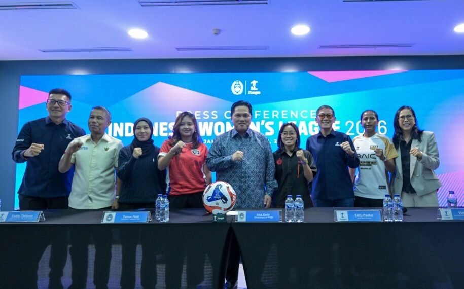 Ketum PSSI sekaligus Menpora Erick Thohir bersama delegasi saat peluncuran IWL di kantor I.League, Jakarta, Selasa (11/8/2026).(Foto: Dok. PSSI)