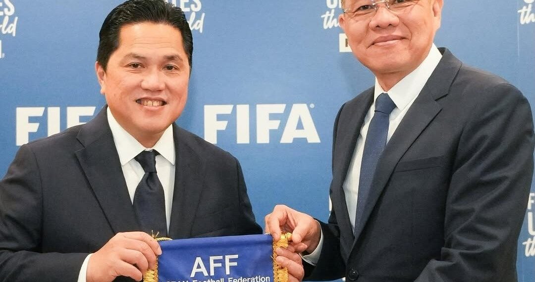 Ketum PSSI Erick Thohir dan dan Mayor Jenderal Khiev Sameth.(Foto: Dok. PSSI)
