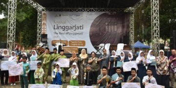 Wakil Bupati Kuningan Tuti Andriani hadir di Festival Linggarjati Tahun 2026 bertajuk “The Soul of Linggarjati” di Taman Museum Gedung Naskah Perundingan Linggarjati, Kamis (20/8/2026).(Foto: Humas Pemkab Kuningan)
