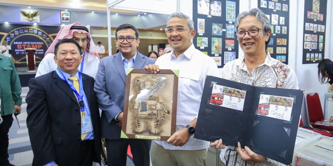 Wali Kota Bandung Muhammad Farhan menghadiri pembukaan Bandung 2026 Asian International Stamp Exhibition di Graha Pos Indonesia, Jalan Banda, Kota Bandung, Kamis, 27 Agustus 2026.(Foto: Humas Pemkot Bandung)