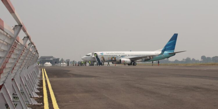 Garuda Indonesia di Bandara Husein Sastranegara Bandung.(Foto: Humas Pemkot Bandung)