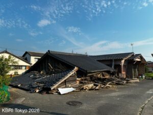 Rumah ambruk akibat gempa bumi.(Foto: Dok. Kemlu)
