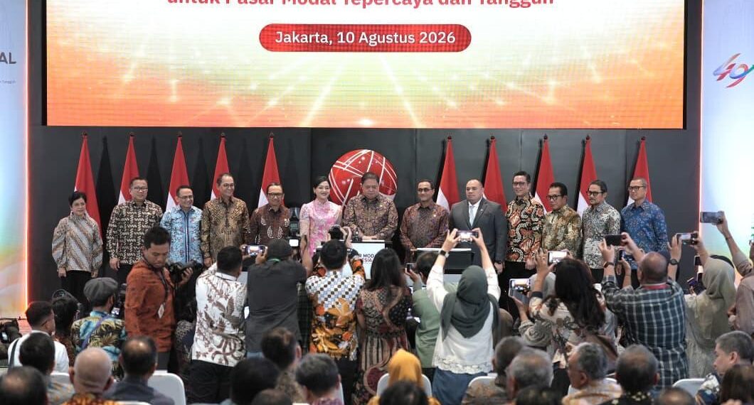 Menteri Koordinator Bidang Perekonomian Airlangga Hartarto beserta jajaran dalam Peringatan 49 Tahun Diaktifkannya Kembali Pasar Modal Indonesia di Jakarta, Senin (10/08).(Foto: Kemenko Perekonomian)
