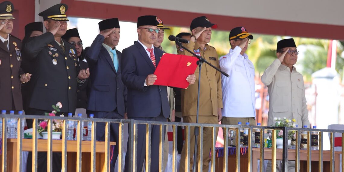 Upacara peringatan HUT RI ke 81 di Manggarai, Nusa Tenggara Timur, Senin (17/8), yang dihadiri Wakil Mensos RI Agus Jabo Priyono, Kepala BNPB Letjen TNI Dr. Suharyanto S.Sos., M.M., Menko PMK Pratikno. (Foto:Bidang Komunikasi Kebencanaan / Danung Arifin)