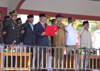 Upacara peringatan HUT RI ke 81 di Manggarai, Nusa Tenggara Timur, Senin (17/8), yang dihadiri Wakil Mensos RI Agus Jabo Priyono, Kepala BNPB Letjen TNI Dr. Suharyanto S.Sos., M.M., Menko PMK Pratikno. (Foto:Bidang Komunikasi Kebencanaan / Danung Arifin)