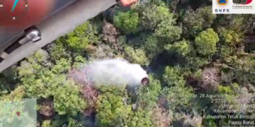 Pengerahan helikopter water bombing untuk pemadaman karhutla di Kabupaten Teluk Bintuni, Papua Barat, Jumat (28/8). (Foto: BNPB)