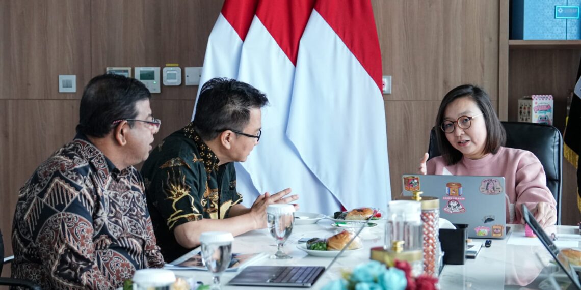 Wakil Menteri Ekonomi Kreatif/Wakil Kepala Badan Ekonomi Kreatif (Ekraf), Irene Umar (kanan), berdialog dengan Head Steering Committee ION, Sachin Gopalan (kedua kiri) saat menerima audiensi Indonesia Open Network (ION) di Kantor Kementerian Ekonomi Kreatif, Jakarta, Rabu (19/08/2026).(Dok. Biro Komunikasi Kementerian Ekonomi Kreatif/Badan Ekonomi Kreatif.)