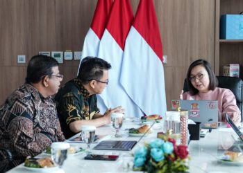 Wakil Menteri Ekonomi Kreatif/Wakil Kepala Badan Ekonomi Kreatif (Ekraf), Irene Umar (kanan), berdialog dengan Head Steering Committee ION, Sachin Gopalan (kedua kiri) saat menerima audiensi Indonesia Open Network (ION) di Kantor Kementerian Ekonomi Kreatif, Jakarta, Rabu (19/08/2026).(Dok. Biro Komunikasi Kementerian Ekonomi Kreatif/Badan Ekonomi Kreatif.)