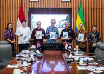 Wali Kota Bandung, Muhammad Farhan pada acara penyerahan secara resmi laporan Climate Investment Opportunities Diagnostic yang disusun Internasional Finance Corporation (IFC) melalui program APEX Green Cities, di Ruang Tengah Balai Kota Bandung, Jumat 28 Agustus 2026. Pemerintah Kota (Pemkot) Bandung membuka peluang investasi hijau berskala global.(Foto: Humas Pemkot Bandung)