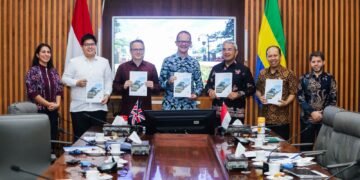 Wali Kota Bandung, Muhammad Farhan pada acara penyerahan secara resmi laporan Climate Investment Opportunities Diagnostic yang disusun Internasional Finance Corporation (IFC) melalui program APEX Green Cities, di Ruang Tengah Balai Kota Bandung, Jumat 28 Agustus 2026. Pemerintah Kota (Pemkot) Bandung membuka peluang investasi hijau berskala global.(Foto: Humas Pemkot Bandung)