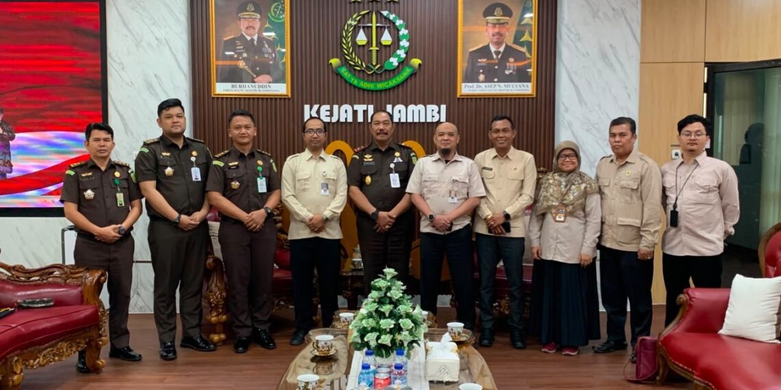 Kasubdit Penindakan Haji Khusus dan Umrah, Nano Sugianto beserta jajaran di sela-sela rangkaian pemeriksaan di Kantor Kejaksaan Tinggi Jambi.(Foto: Dok. Kemenhaj)