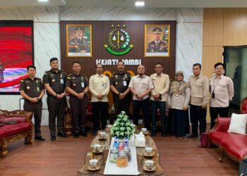 Kasubdit Penindakan Haji Khusus dan Umrah, Nano Sugianto beserta jajaran di sela-sela rangkaian pemeriksaan di Kantor Kejaksaan Tinggi Jambi.(Foto: Dok. Kemenhaj)