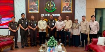 Kasubdit Penindakan Haji Khusus dan Umrah, Nano Sugianto beserta jajaran di sela-sela rangkaian pemeriksaan di Kantor Kejaksaan Tinggi Jambi.(Foto: Dok. Kemenhaj)
