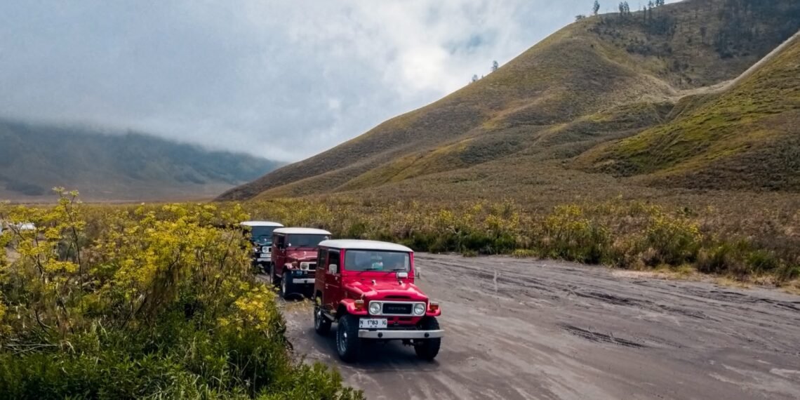 Wahana petualangan jip di Gunung Bromo.(Foto: Dok. Kemenpar)