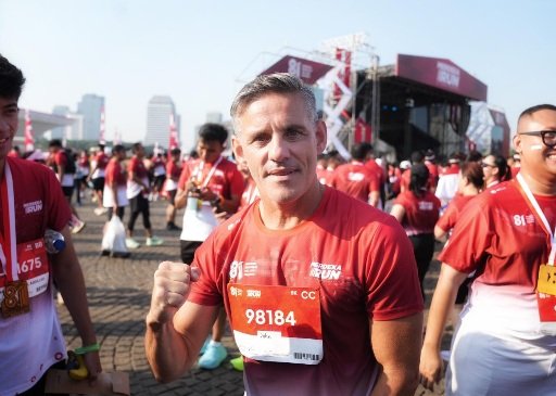 Pelatih Tim Nasional Indonesia, John Herdman, menilai ajang lari Merdeka Run 2026 menjadi simbol kuat persatuan masyarakat sekaligus menggalakkan gaya hidup sehat. (foto:raiky/kemenpora.go.id)