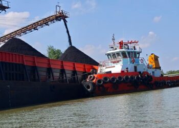 Kapal tongkang memuat batubara. Kementerian ESDM memastikan penegakan hukum sektor ESDM terus berjalan.(Foto: Dok. Kementerian ESDM)
