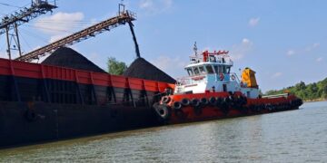 Kapal tongkang memuat batubara. Kementerian ESDM memastikan penegakan hukum sektor ESDM terus berjalan.(Foto: Dok. Kementerian ESDM)