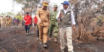 Menteri Kehutanan (Menhut) Raja Juli Antoni saat meninjau lokasi kebakaran di Kalimantan Barat.(Foto: Dok. Kemenhut)