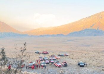 Petugas gabungan pemadam kebakaran di Bromo Tengger Semeru.(Foto: Humas Kemenhut)