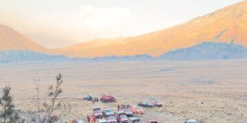 Petugas gabungan pemadam kebakaran di Bromo Tengger Semeru.(Foto: Humas Kemenhut)