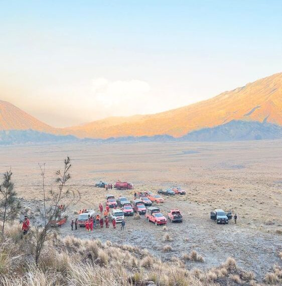 Petugas gabungan pemadam kebakaran di Bromo Tengger Semeru.(Foto: Humas Kemenhut)