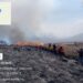 Tim gabungan melakukan pemadaman darat menggunakan gepyok dan sprayer di Kecamatan Sukapura, Kabupaten Probolinggo, Jawa Timur, Rabu (5/8). (Foto: BPBD Provinsi Jawa Timur Via BNPB)
