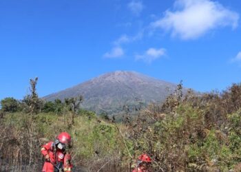 Kebakaran di Taman Nasional Gunung Rinjani.(Foto: Humas Kemenhut)