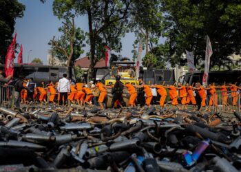 Polda Jabar dan kepolisian resor se-Jawa Barat, ungkap 352 kasus kejahatan jalanan dengan 413 orang pelaku. Barang bukti yang diamankan meliputi 1.016 unit kendaraan roda dua, 12 unit kendaraan roda empat, 3 pucuk senjata api, serta ratusan senjata tajam.(Foto: Dok. Humas Pemkot Bandung)