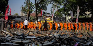 Polda Jabar dan kepolisian resor se-Jawa Barat, ungkap 352 kasus kejahatan jalanan dengan 413 orang pelaku. Barang bukti yang diamankan meliputi 1.016 unit kendaraan roda dua, 12 unit kendaraan roda empat, 3 pucuk senjata api, serta ratusan senjata tajam.(Foto: Dok. Humas Pemkot Bandung)