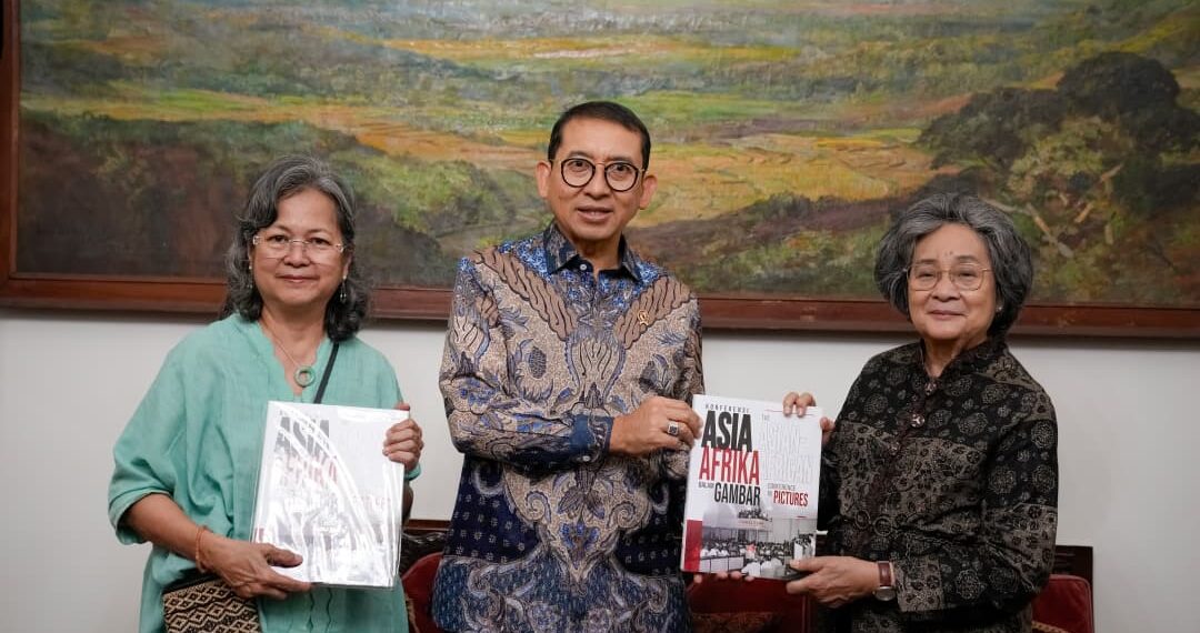 Menteri Kebudayaan RI, Fadli Zon, melakukan silaturahmi ke kediaman keluarga Bung Hatta di Menteng, Jakarta. Dalam kunjungan tersebut, Menteri Kebudayaan diterima oleh Meutia Farida Hatta dan Halida Nuriah Hatta.(Kementerian Kebudayaan / Heri Budi Santoso)