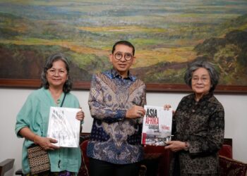 Menteri Kebudayaan RI, Fadli Zon, melakukan silaturahmi ke kediaman keluarga Bung Hatta di Menteng, Jakarta. Dalam kunjungan tersebut, Menteri Kebudayaan diterima oleh Meutia Farida Hatta dan Halida Nuriah Hatta.(Kementerian Kebudayaan / Heri Budi Santoso)