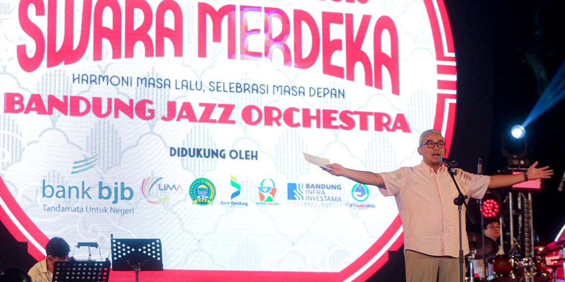 Wali Kota Bandung, Muhammad Farhan memberikan sambutan pada Konser Merah Putih 2026 Swara Merdeka di Plaza Balai Kota Bandung, Selasa 18 Agustus 2026.(Foto: Humas Pemkot Bandung)
