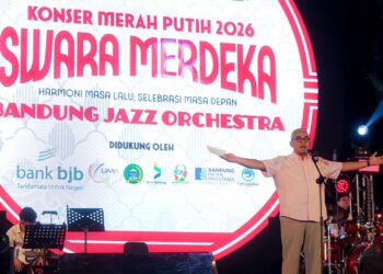 Wali Kota Bandung, Muhammad Farhan memberikan sambutan pada Konser Merah Putih 2026 Swara Merdeka di Plaza Balai Kota Bandung, Selasa 18 Agustus 2026.(Foto: Humas Pemkot Bandung)