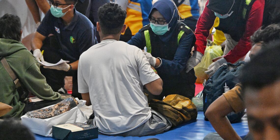 Penanganan korban kebakaran Korban KMP Mutiara Sentosa.(Foto: Humas Kemenhub)