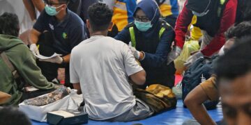 Penanganan korban kebakaran Korban KMP Mutiara Sentosa.(Foto: Humas Kemenhub)