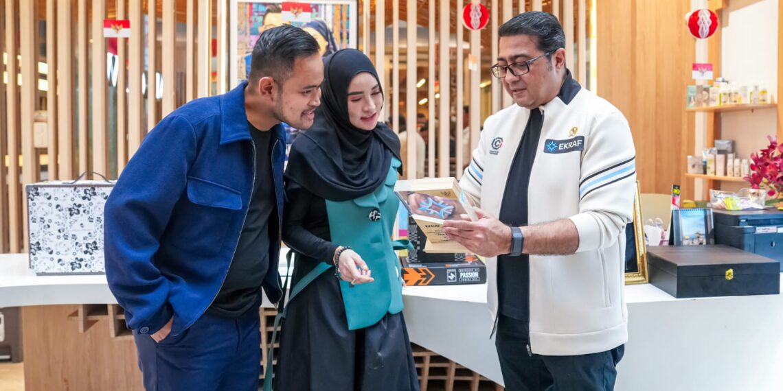 Menteri Ekonomi Kreatif/Kepala Badan Ekonomi Kreatif (Ekraf), Teuku Riefky Harsya (kanan), berbincang dengan pendiri MS Glow, Gilang Widya Pramana (kiri) dan Shandy Purnamasari (tengah), saat kunjungan kerja ke kantor MS Glow, Malang, Jawa Timur, Kamis (30/07/2026).(Foto: Dok. Biro Komunikasi Kementerian Ekraf/ Badan Ekonomi Kreatif)