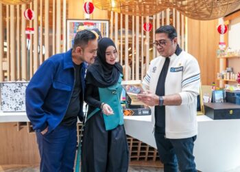 Menteri Ekonomi Kreatif/Kepala Badan Ekonomi Kreatif (Ekraf), Teuku Riefky Harsya (kanan), berbincang dengan pendiri MS Glow, Gilang Widya Pramana (kiri) dan Shandy Purnamasari (tengah), saat kunjungan kerja ke kantor MS Glow, Malang, Jawa Timur, Kamis (30/07/2026).(Foto: Dok. Biro Komunikasi Kementerian Ekraf/ Badan Ekonomi Kreatif)