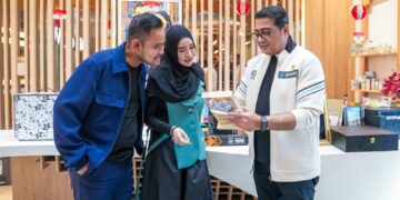 Menteri Ekonomi Kreatif/Kepala Badan Ekonomi Kreatif (Ekraf), Teuku Riefky Harsya (kanan), berbincang dengan pendiri MS Glow, Gilang Widya Pramana (kiri) dan Shandy Purnamasari (tengah), saat kunjungan kerja ke kantor MS Glow, Malang, Jawa Timur, Kamis (30/07/2026).(Foto: Dok. Biro Komunikasi Kementerian Ekraf/ Badan Ekonomi Kreatif)