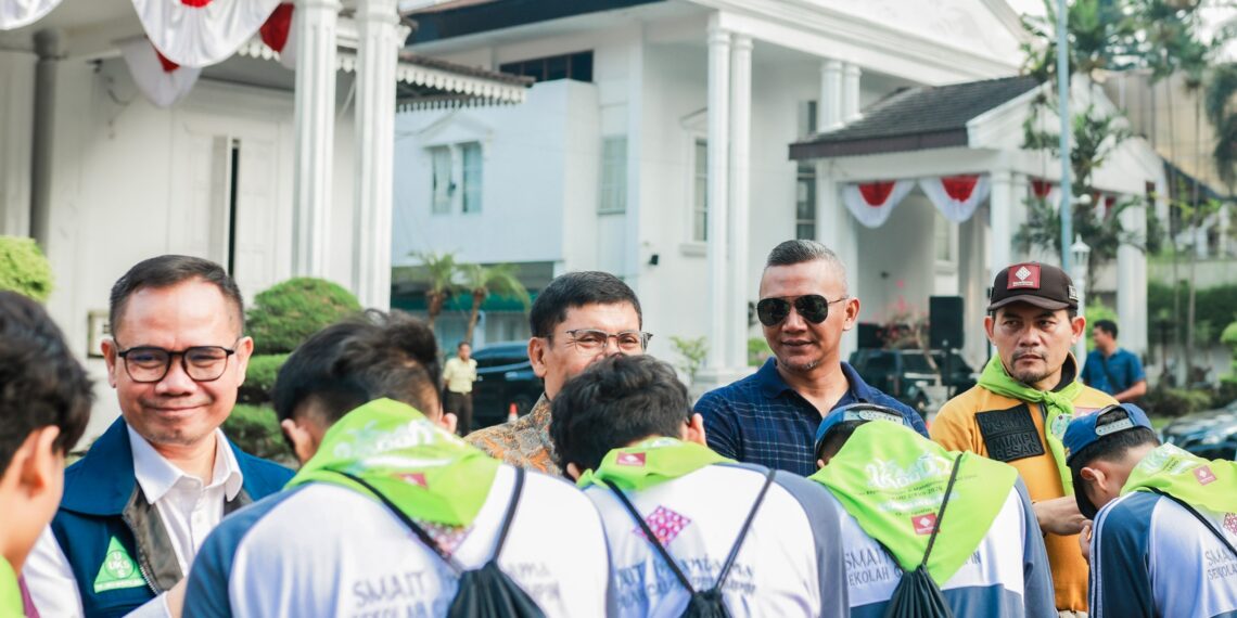 Wakil Wali Kota Bogor, Jenal Mutaqin melepas siswa long march dari Balai Kota ke Cianjur.(Foto: Humas Pemkot Bogor)