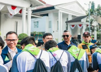 Wakil Wali Kota Bogor, Jenal Mutaqin melepas siswa long march dari Balai Kota ke Cianjur.(Foto: Humas Pemkot Bogor)